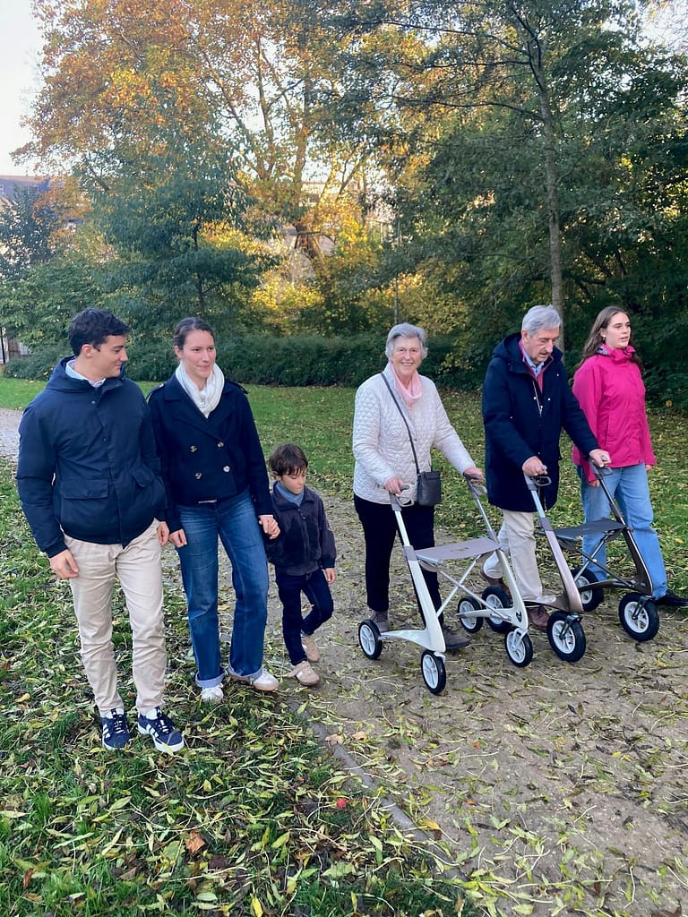 En familie går på tur i parken